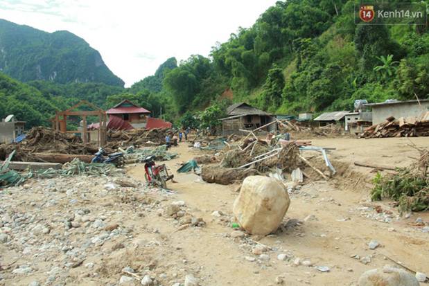 Người dân kể lại giây phút kinh hoàng khi dòng lũ nhấn chìm bản làng trong phút chốc: Nó không phải nước đâu, nó như con ác quỷ-18