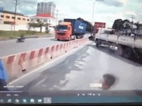 Xe ôm đâm toác gương Mercedes: Hai bên cười lớn nhưng tài xế Grab méo mặt vào phút chót-2