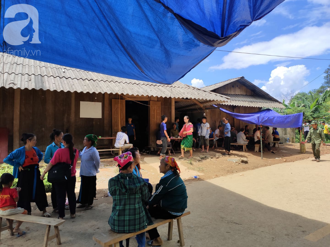 Đám tang đẫm nước mắt của Trưởng công an xã bị đất đá vùi lấp khi di dời dân: 3 đứa con thơ khóc ngất bên linh cữu cha-1