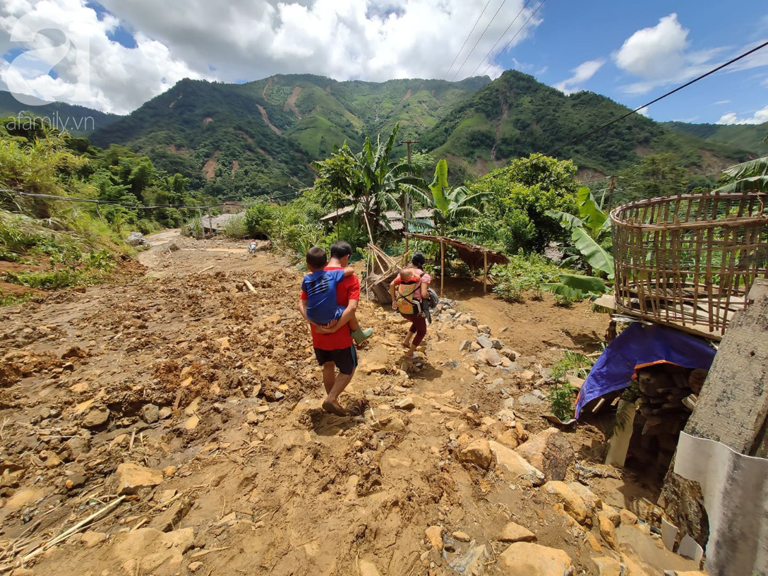 Đám tang đẫm nước mắt của Trưởng công an xã bị đất đá vùi lấp khi di dời dân: 3 đứa con thơ khóc ngất bên linh cữu cha-3