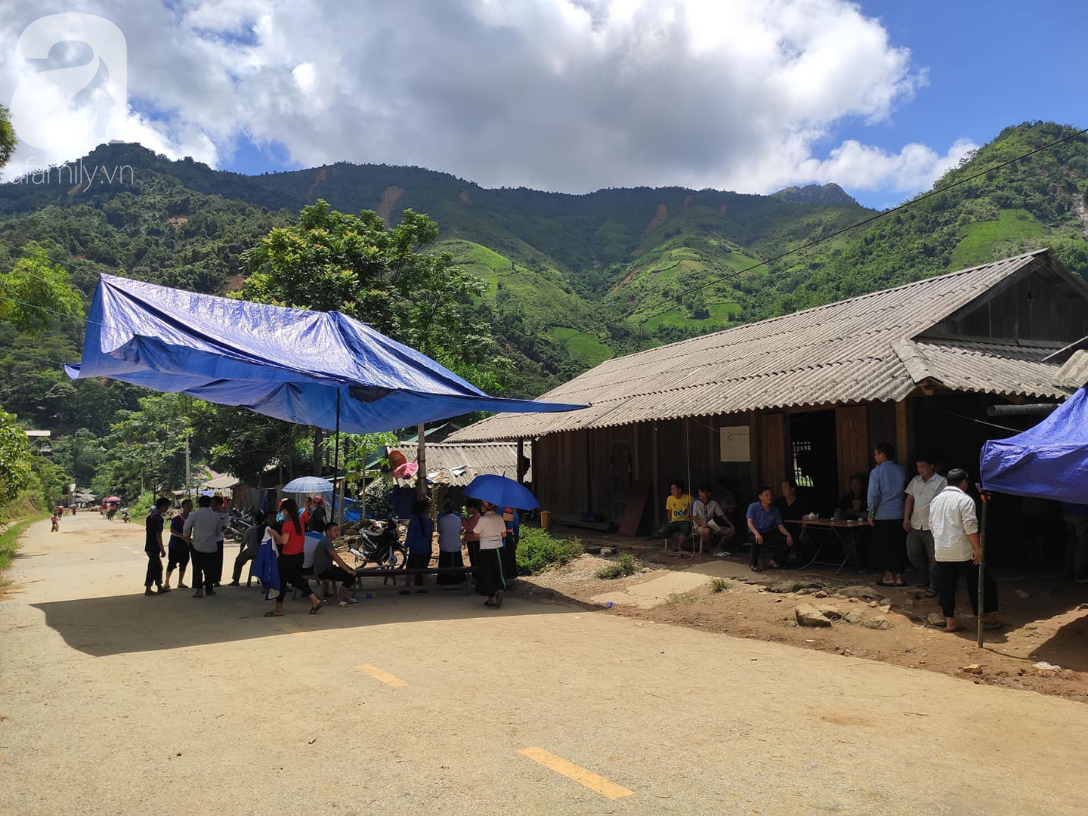 Đám tang đẫm nước mắt của Trưởng công an xã bị đất đá vùi lấp khi di dời dân: 3 đứa con thơ khóc ngất bên linh cữu cha-8