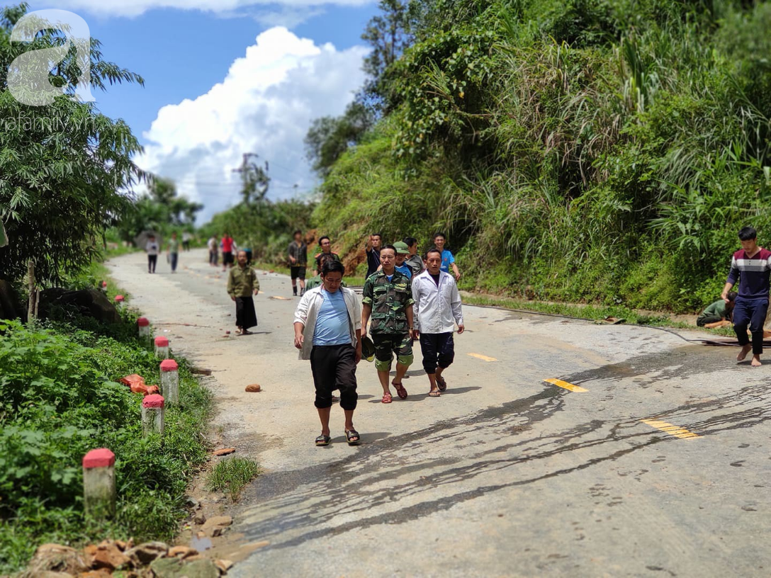 Đám tang đẫm nước mắt của Trưởng công an xã bị đất đá vùi lấp khi di dời dân: 3 đứa con thơ khóc ngất bên linh cữu cha-10