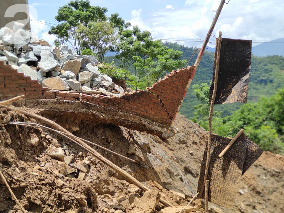 Đám tang đẫm nước mắt của Trưởng công an xã bị đất đá vùi lấp khi di dời dân: 3 đứa con thơ khóc ngất bên linh cữu cha-11