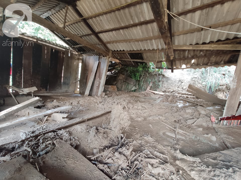 Đám tang đẫm nước mắt của Trưởng công an xã bị đất đá vùi lấp khi di dời dân: 3 đứa con thơ khóc ngất bên linh cữu cha-12