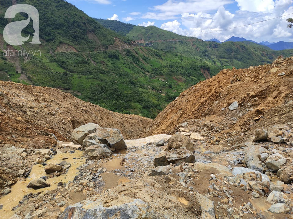 Đám tang đẫm nước mắt của Trưởng công an xã bị đất đá vùi lấp khi di dời dân: 3 đứa con thơ khóc ngất bên linh cữu cha-13