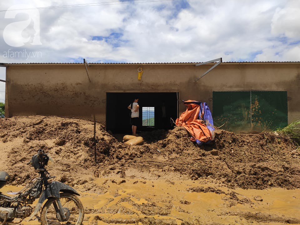 Đám tang đẫm nước mắt của Trưởng công an xã bị đất đá vùi lấp khi di dời dân: 3 đứa con thơ khóc ngất bên linh cữu cha-15