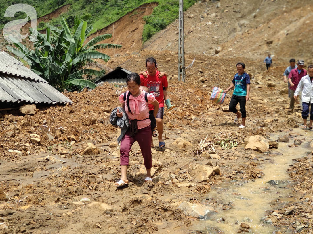 Đám tang đẫm nước mắt của Trưởng công an xã bị đất đá vùi lấp khi di dời dân: 3 đứa con thơ khóc ngất bên linh cữu cha-16