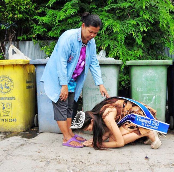 Khi Hoa hậu đội vương miện quỳ lạy cha mẹ: Lòng hiếu thảo của một người con và nét đẹp văn hóa tại đất nước Thái Lan-1