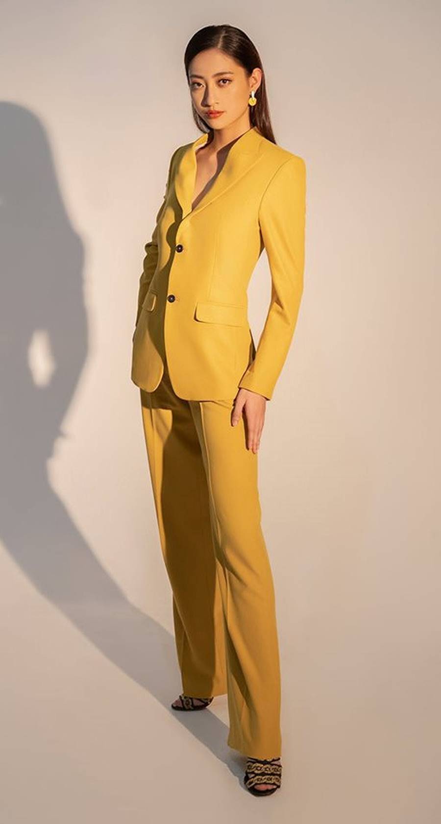 Hoàng Thuỳ mặc bikini khoe đường cong bỏng mắt sau nghi án nâng cấp vòng 1-5