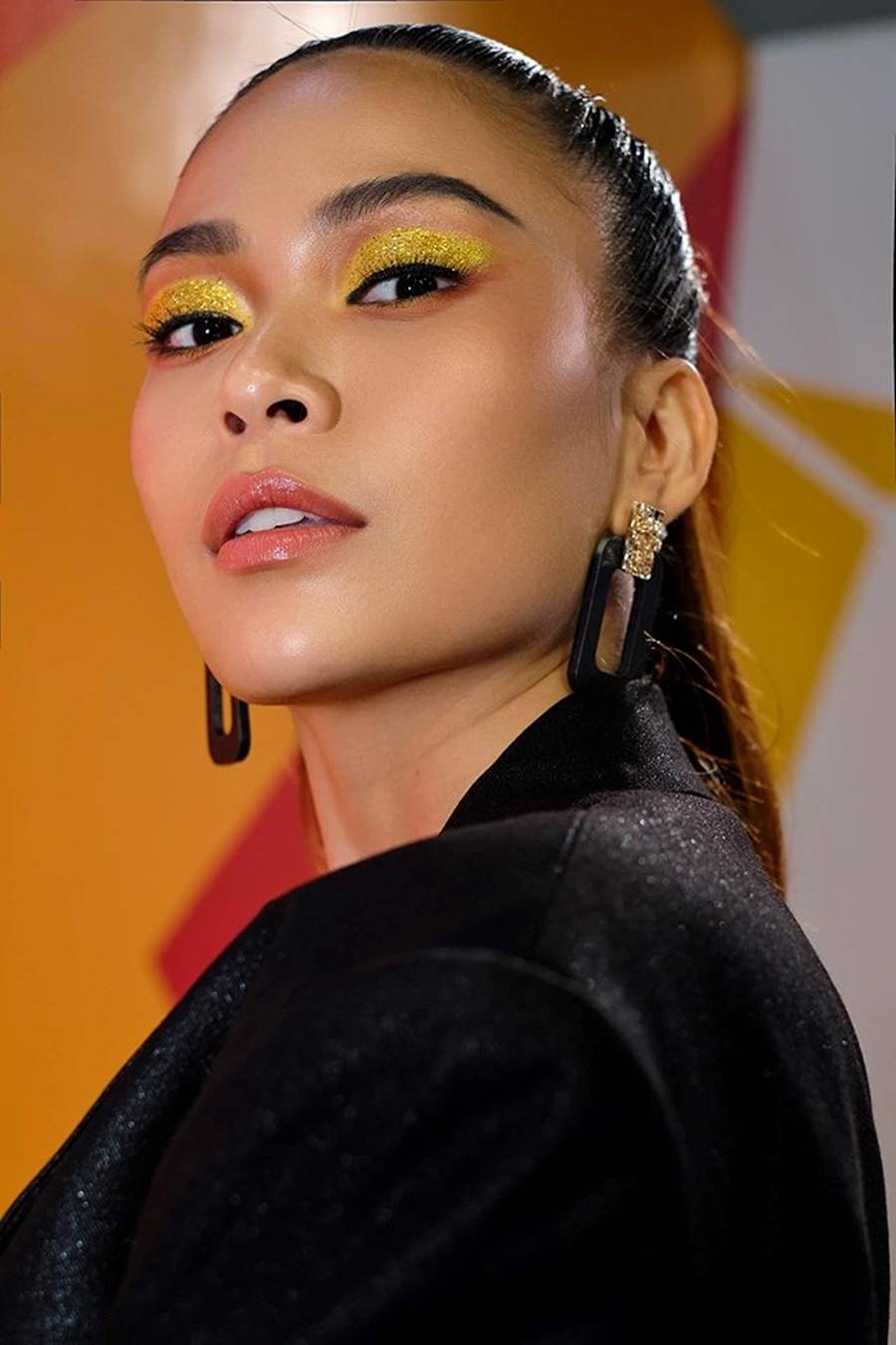 Hoàng Thuỳ mặc bikini khoe đường cong bỏng mắt sau nghi án nâng cấp vòng 1-12