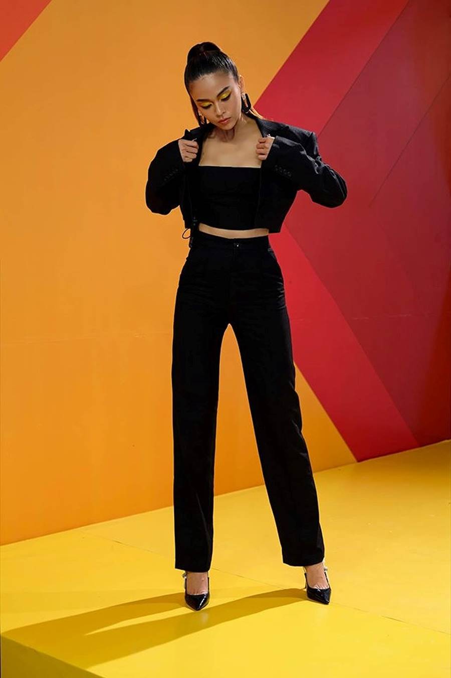 Hoàng Thuỳ mặc bikini khoe đường cong bỏng mắt sau nghi án nâng cấp vòng 1-13