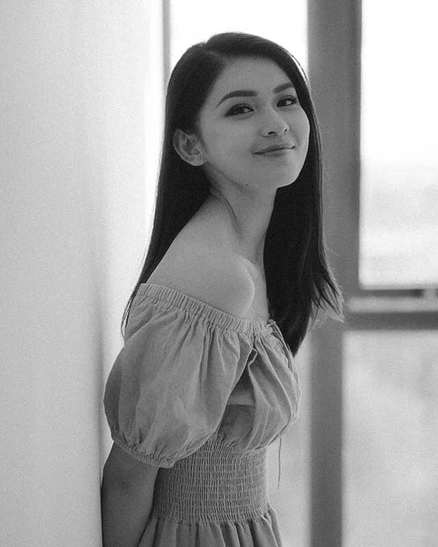 Hoàng Thuỳ mặc bikini khoe đường cong bỏng mắt sau nghi án nâng cấp vòng 1-15