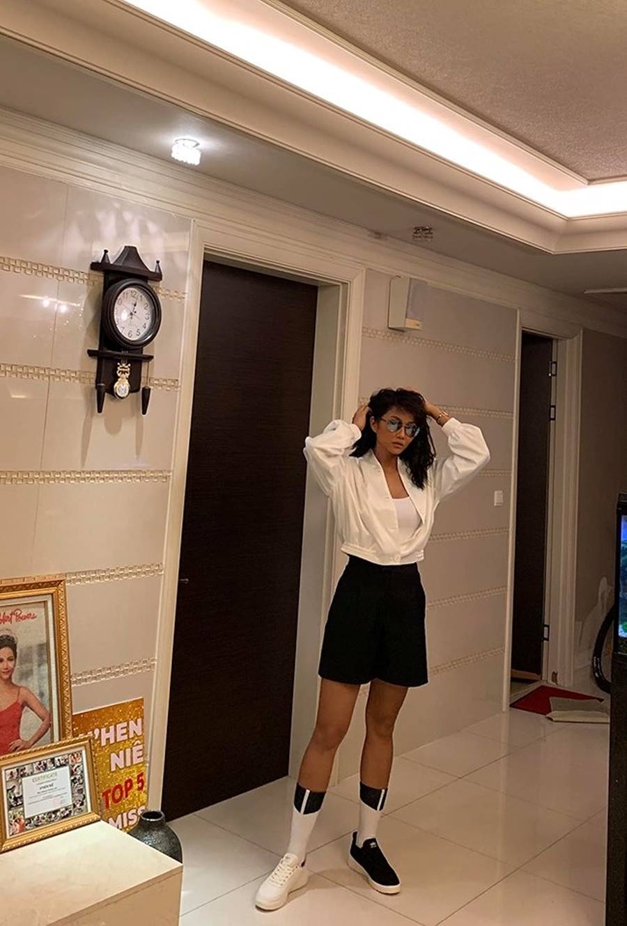 Hoàng Thuỳ mặc bikini khoe đường cong bỏng mắt sau nghi án nâng cấp vòng 1-16