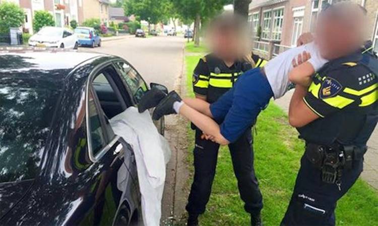 Trẻ cần được trang bị kĩ năng gì để thoát chết khi phát hiện mình bị bỏ quên trên ô tô?-2