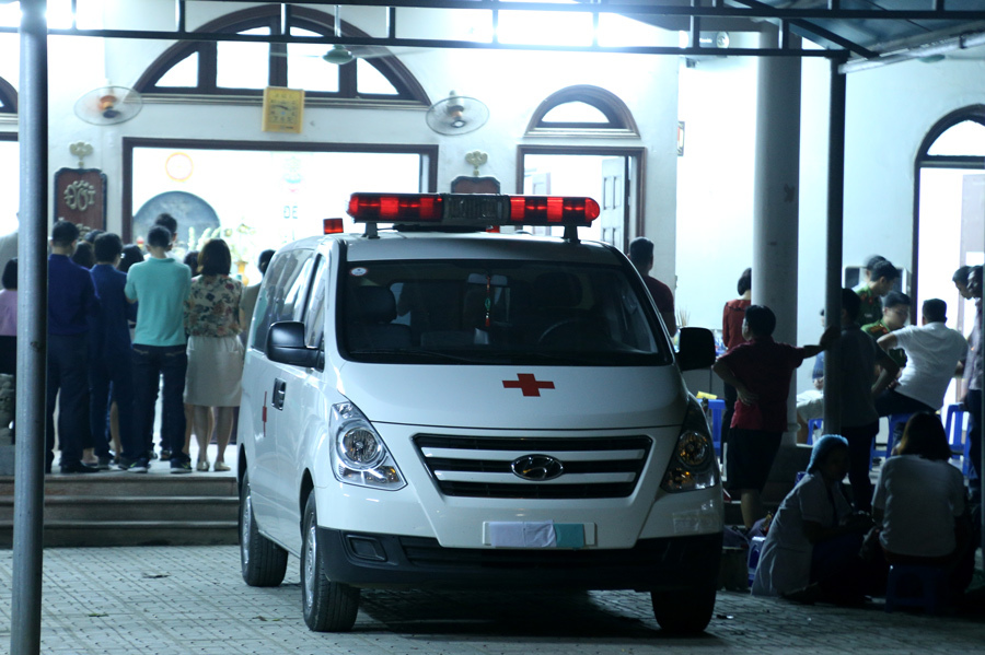 Tang lễ lúc nửa đêm tiễn bé 6 tuổi bị bỏ quên trên xe đưa đón: Xót xa lễ khâm liệm...-3