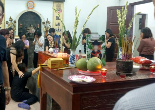 Tang lễ lúc nửa đêm tiễn bé 6 tuổi bị bỏ quên trên xe đưa đón: Xót xa lễ khâm liệm...-1