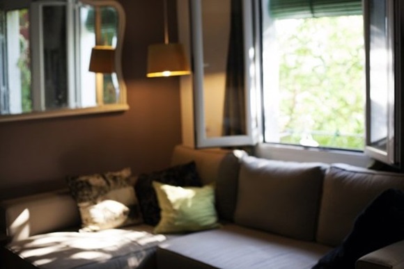 Mẹ mải nấu ăn để hai con tự chơi, vài phút sau ám ảnh cả đời khi quay lại-1