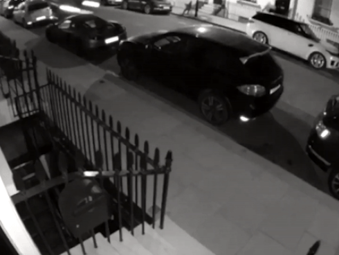 Ôtô mất lái tông loạt xe Porsche, Bentley, McLaren đỗ bên đường