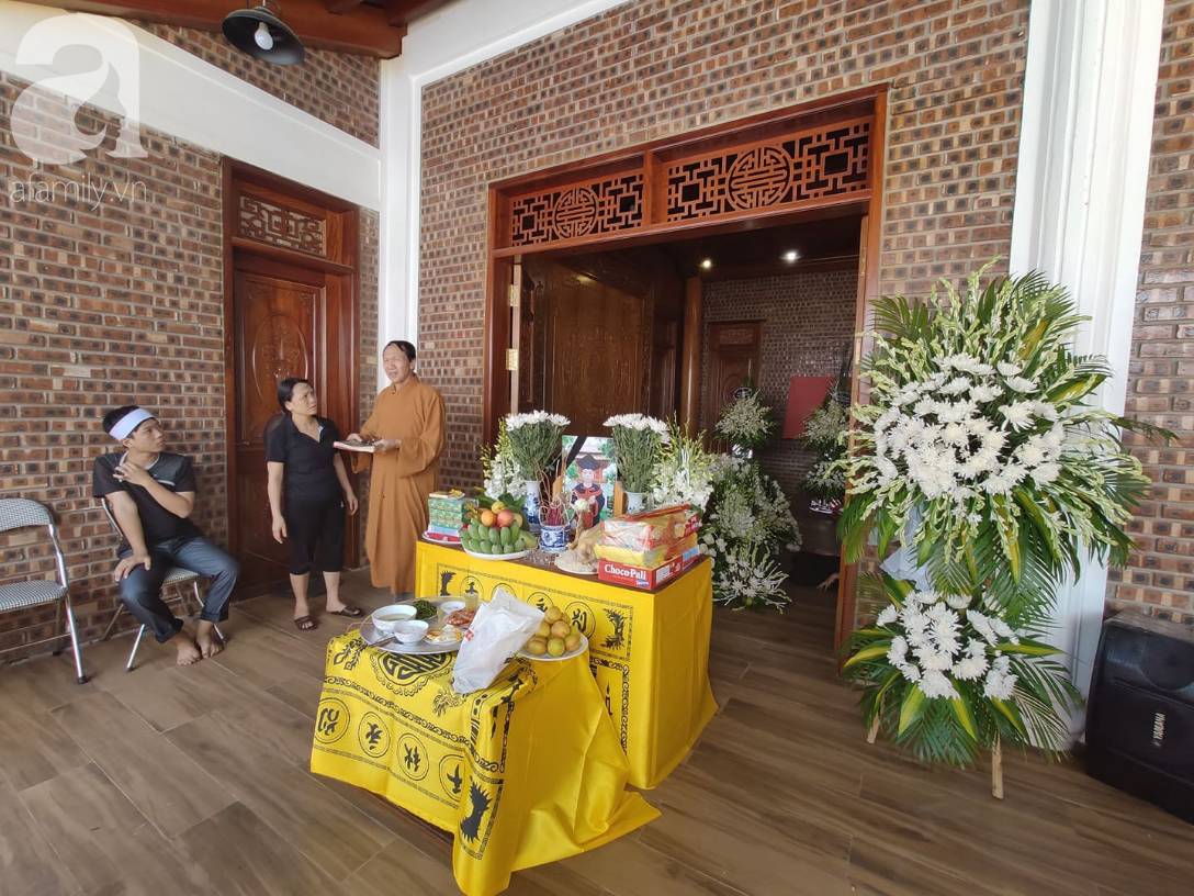 Đám tang đẫm nước mắt của bé trai lớp 1 tử vong vì bị bỏ quên trên xe ô tô đưa đón: Bố mẹ khóc nấc, thẫn thờ trước di ảnh con-1