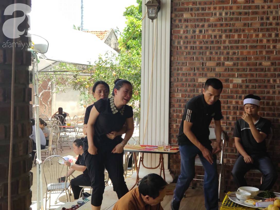 Đám tang đẫm nước mắt của bé trai lớp 1 tử vong vì bị bỏ quên trên xe ô tô đưa đón: Bố mẹ khóc nấc, thẫn thờ trước di ảnh con-2