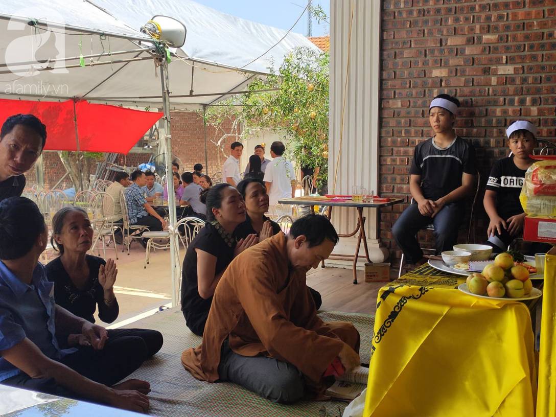 Đám tang đẫm nước mắt của bé trai lớp 1 tử vong vì bị bỏ quên trên xe ô tô đưa đón: Bố mẹ khóc nấc, thẫn thờ trước di ảnh con-5