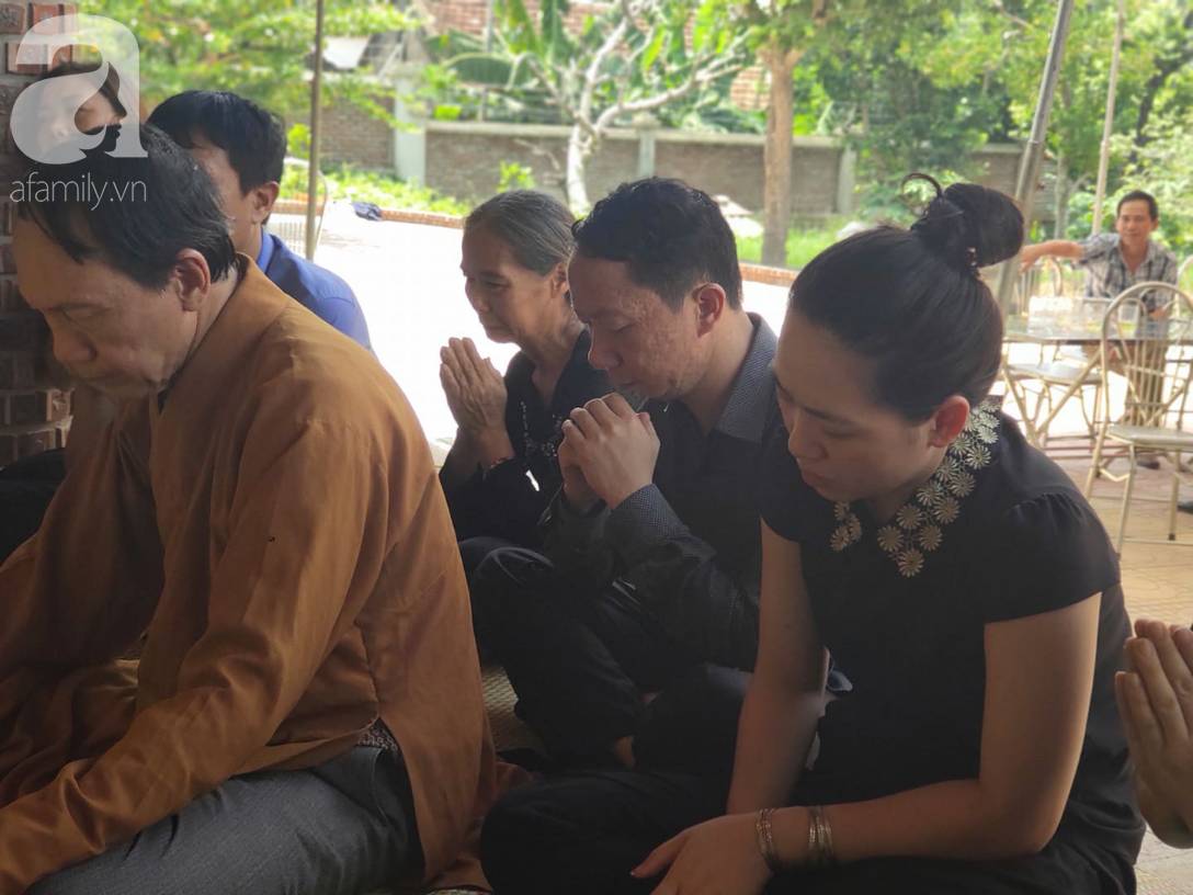 Đám tang đẫm nước mắt của bé trai lớp 1 tử vong vì bị bỏ quên trên xe ô tô đưa đón: Bố mẹ khóc nấc, thẫn thờ trước di ảnh con-6