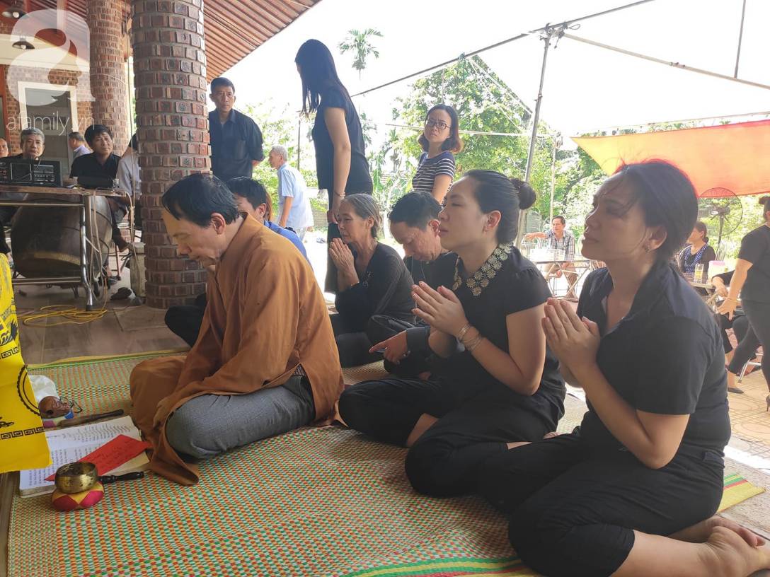 Đám tang đẫm nước mắt của bé trai lớp 1 tử vong vì bị bỏ quên trên xe ô tô đưa đón: Bố mẹ khóc nấc, thẫn thờ trước di ảnh con-7