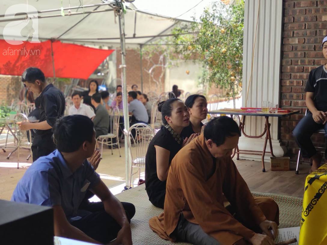 Đám tang đẫm nước mắt của bé trai lớp 1 tử vong vì bị bỏ quên trên xe ô tô đưa đón: Bố mẹ khóc nấc, thẫn thờ trước di ảnh con-12