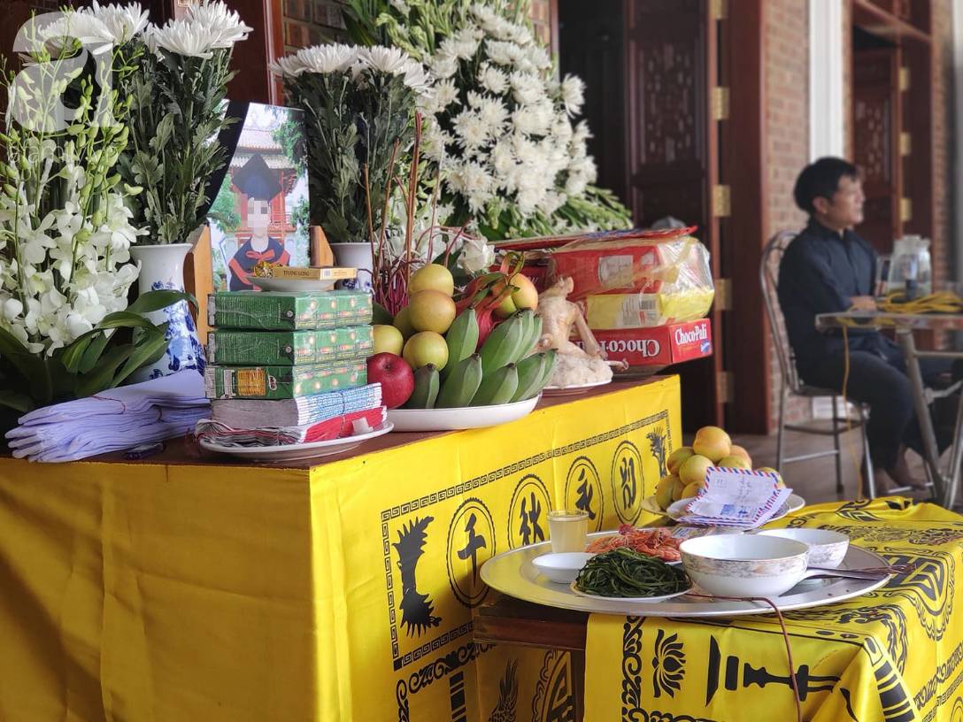 Đám tang đẫm nước mắt của bé trai lớp 1 tử vong vì bị bỏ quên trên xe ô tô đưa đón: Bố mẹ khóc nấc, thẫn thờ trước di ảnh con-13