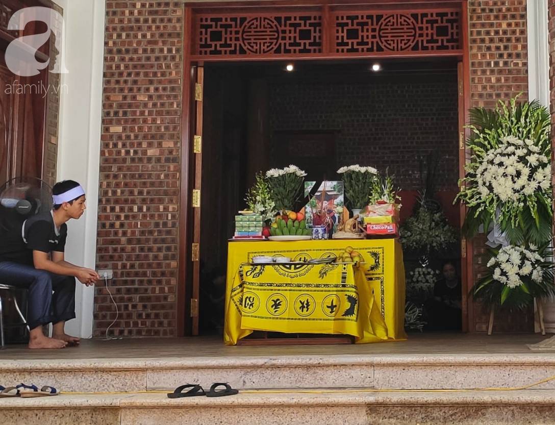 Đám tang đẫm nước mắt của bé trai lớp 1 tử vong vì bị bỏ quên trên xe ô tô đưa đón: Bố mẹ khóc nấc, thẫn thờ trước di ảnh con-8