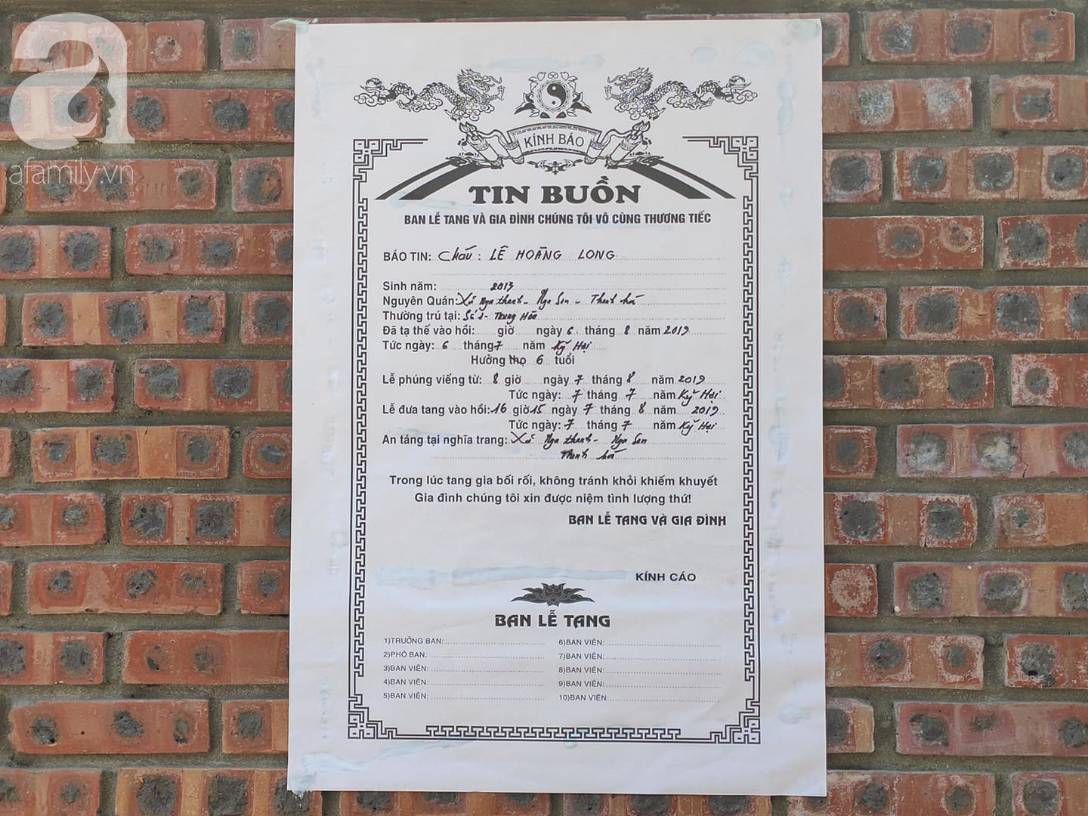 Đám tang đẫm nước mắt của bé trai lớp 1 tử vong vì bị bỏ quên trên xe ô tô đưa đón: Bố mẹ khóc nấc, thẫn thờ trước di ảnh con-9