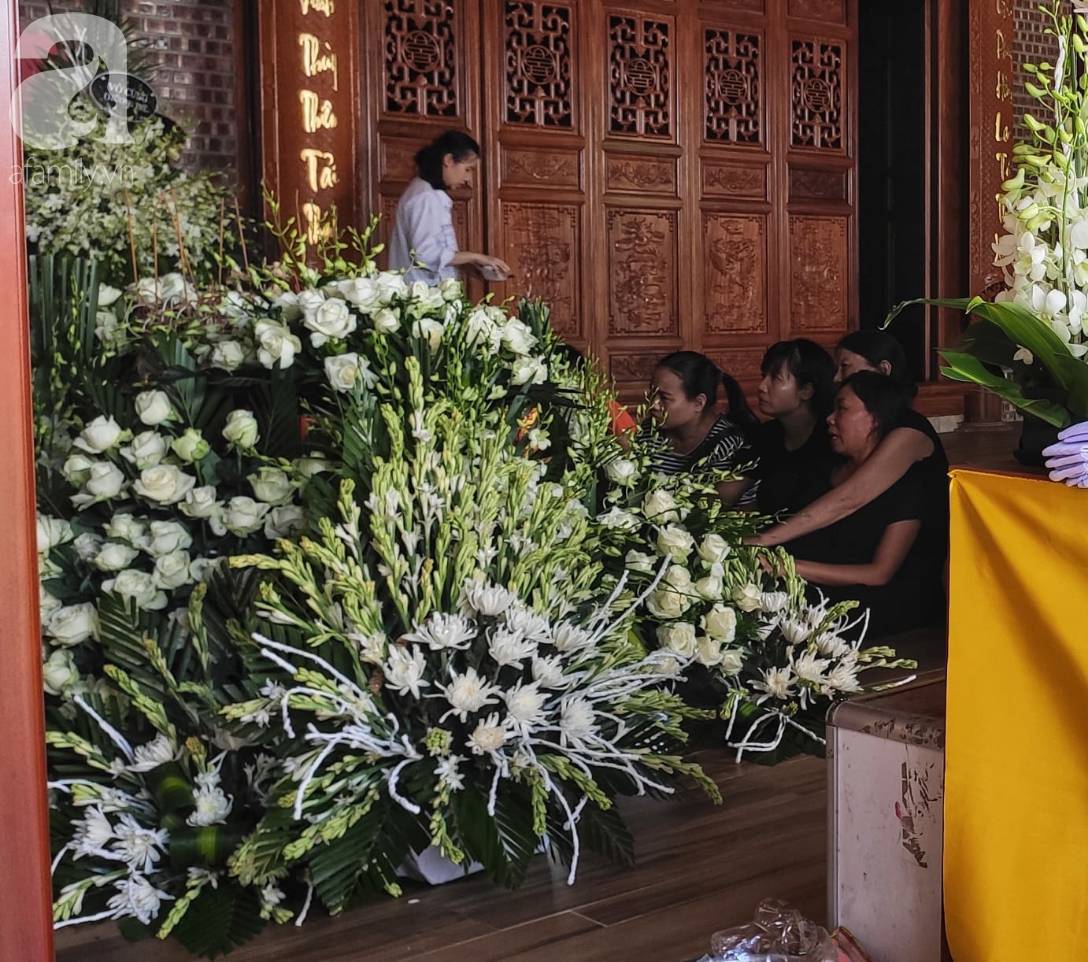 Đám tang đẫm nước mắt của bé trai lớp 1 tử vong vì bị bỏ quên trên xe ô tô đưa đón: Bố mẹ khóc nấc, thẫn thờ trước di ảnh con-10