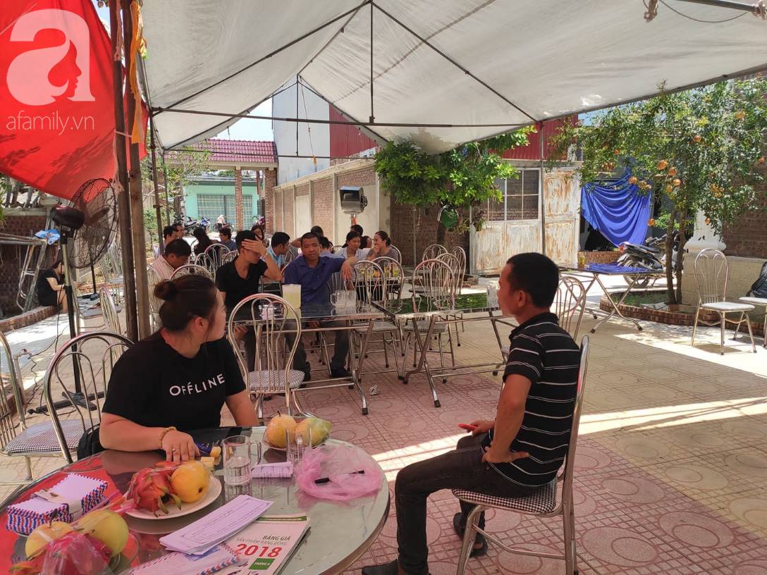 Đám tang đẫm nước mắt của bé trai lớp 1 tử vong vì bị bỏ quên trên xe ô tô đưa đón: Bố mẹ khóc nấc, thẫn thờ trước di ảnh con-11