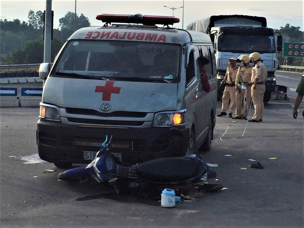 Xe cứu thương chở thi thể bệnh nhân tông xe máy, 2 người nguy kịch-1