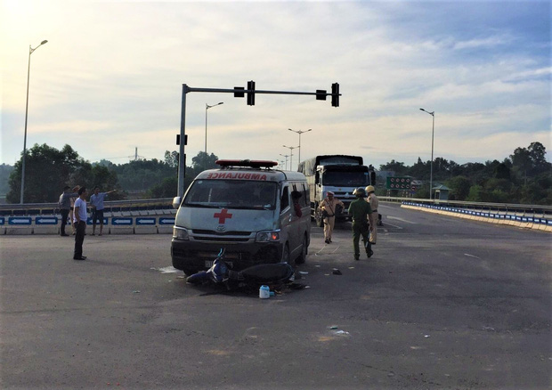 Xe cứu thương chở thi thể bệnh nhân tông xe máy, 2 người nguy kịch-2