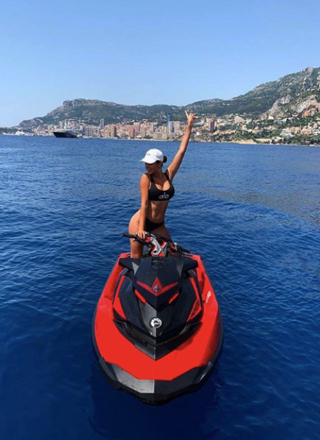 Bạn gái C.Ronaldo tạo dáng gợi cảm, khoe đường cong quyến rũ-9