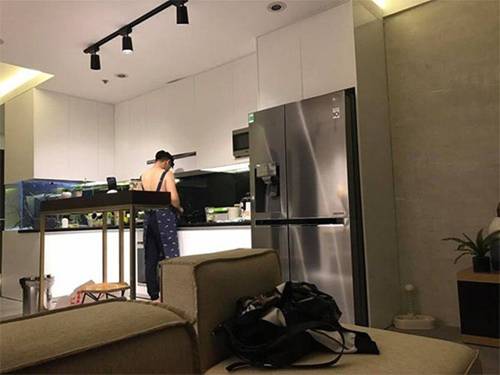 Chồng điển trai cởi trần nấu ăn chiều chuộng Lê Thuý nhưng cô cũng đáp lại thế này!-1