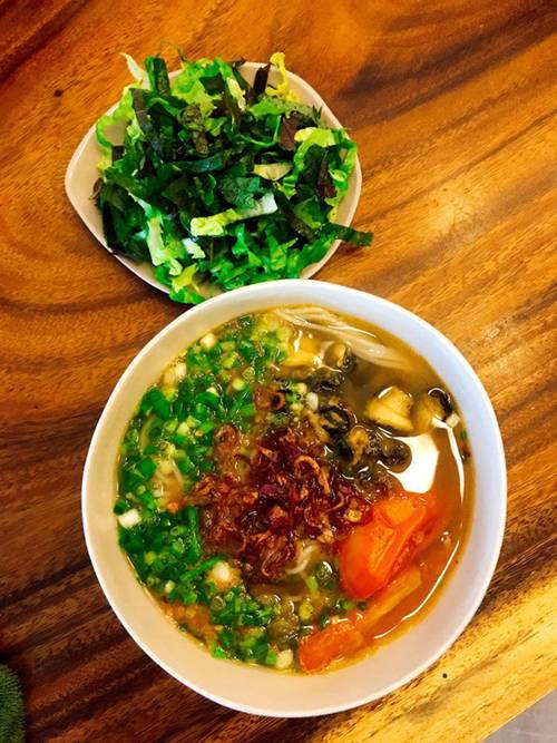 Chồng điển trai cởi trần nấu ăn chiều chuộng Lê Thuý nhưng cô cũng đáp lại thế này!-2