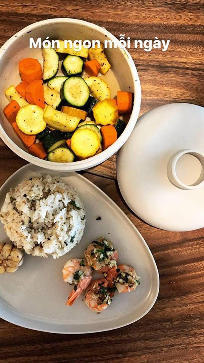 Chồng điển trai cởi trần nấu ăn chiều chuộng Lê Thuý nhưng cô cũng đáp lại thế này!-10