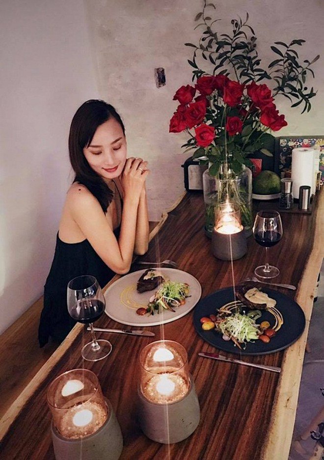 Chồng điển trai cởi trần nấu ăn chiều chuộng Lê Thuý nhưng cô cũng đáp lại thế này!-12