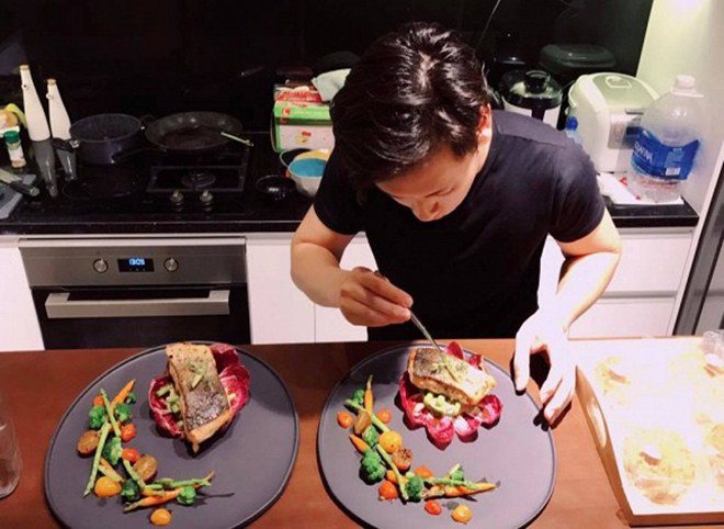 Chồng điển trai cởi trần nấu ăn chiều chuộng Lê Thuý nhưng cô cũng đáp lại thế này!-6