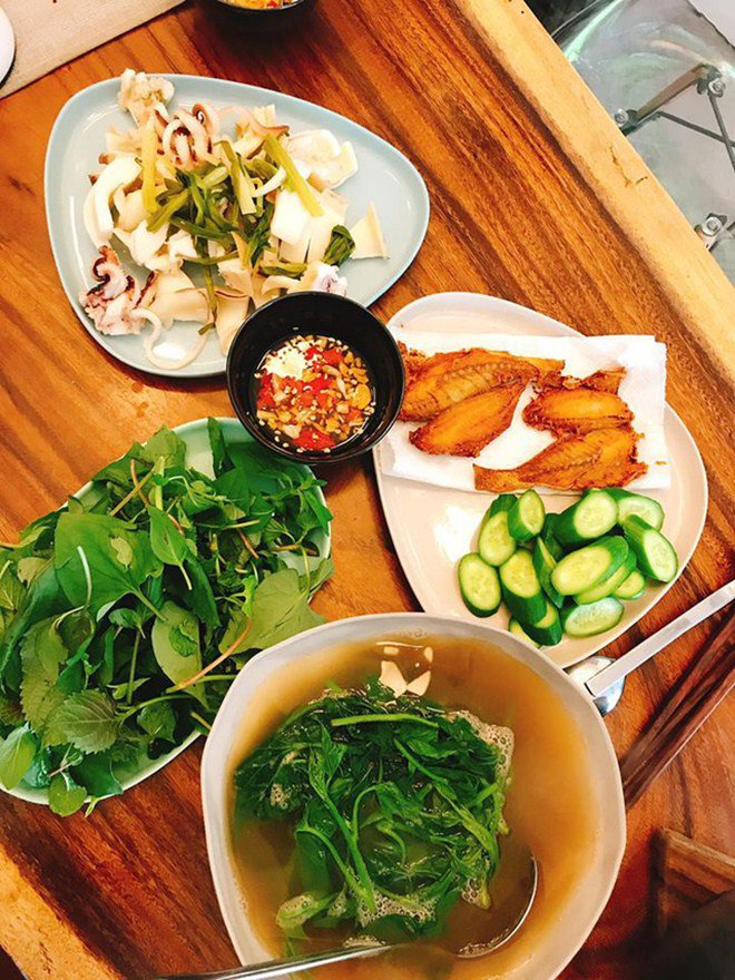 Chồng điển trai cởi trần nấu ăn chiều chuộng Lê Thuý nhưng cô cũng đáp lại thế này!-7