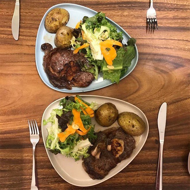 Chồng điển trai cởi trần nấu ăn chiều chuộng Lê Thuý nhưng cô cũng đáp lại thế này!-9