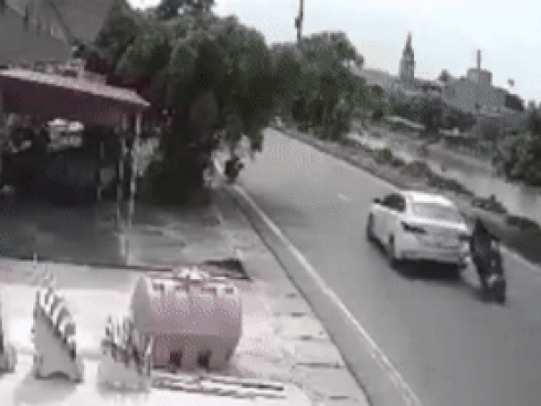 Lái xe máy thoát chết thần kỳ dưới gầm xe tải ở Nam Định