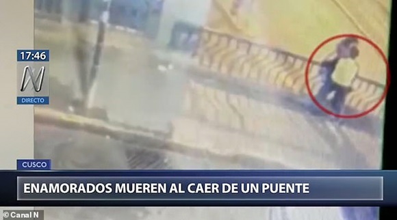 Ôm hôn nhau trên thành cầu, cặp đôi ngã xuống đất thiệt mạng-1