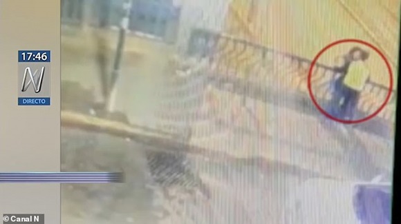 Ôm hôn nhau trên thành cầu, cặp đôi ngã xuống đất thiệt mạng-2