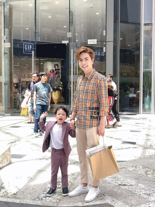 Vừa xin lỗi chuyện cấu tay bé Henry với lời biện minh kéo tay con lỡ trúng cạnh bàn Kin Nguyễn đã lại vội xoá đi-1