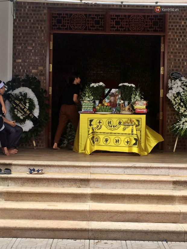 Đám tang đẫm nước mắt của bé trai lớp 1 tử vong vì bị bỏ quên trên xe ô tô đưa đón: Bố mẹ khóc nấc, thẫn thờ trước di ảnh con-3