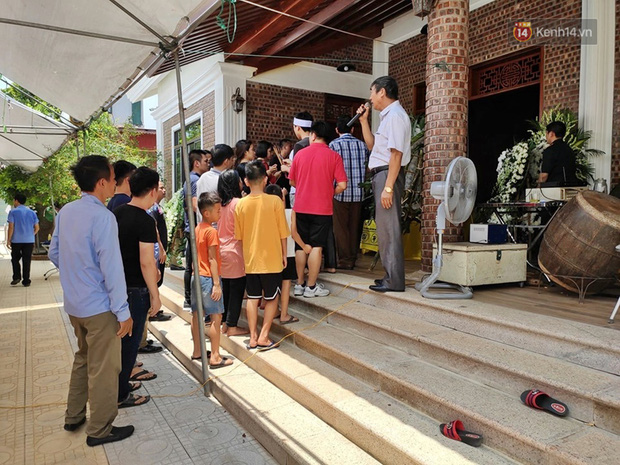 Đám tang đẫm nước mắt của bé trai lớp 1 tử vong vì bị bỏ quên trên xe ô tô đưa đón: Bố mẹ khóc nấc, thẫn thờ trước di ảnh con-4