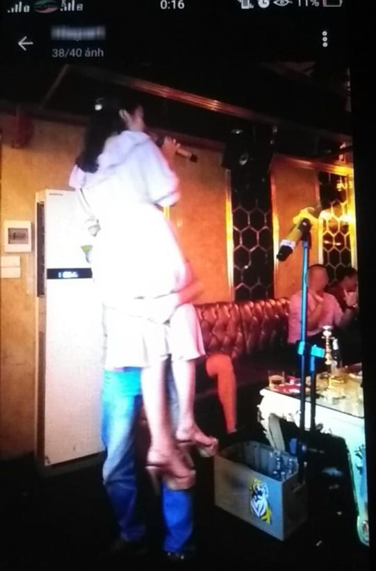 Chồng họp lớp ôm ấp gái trong quán karaoke, vợ được hiến kế độc xử cả đôi-1